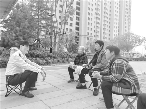 赵善军向辖区居民进行反诈宣传